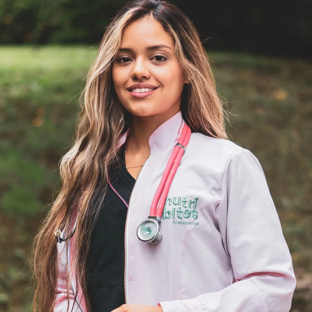 María Isa con bata de veterinaria y fonendoscopio